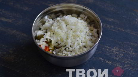 оливье с семгой и красной икрой