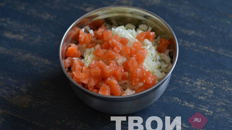 оливье с семгой и красной икрой