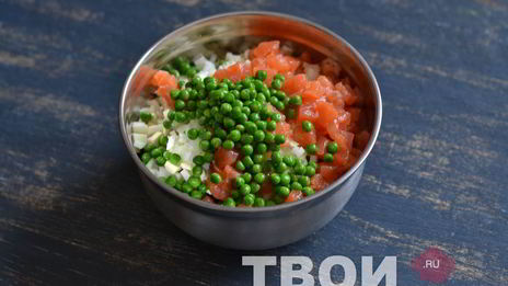 оливье с семгой и красной икрой