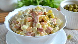 Салат Оливье классический с колбасой