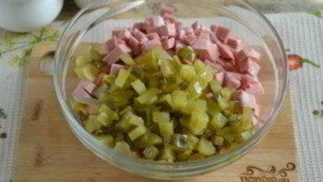 салат оливье классический с колбасой