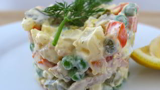 Салат Оливье классический с курицей