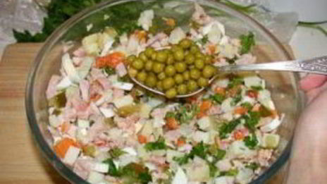 салат оливье с копченой курицей