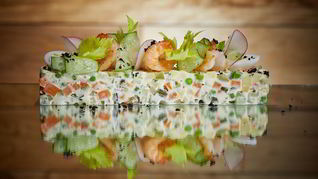 Салат оливье с креветками и зеленым тобико