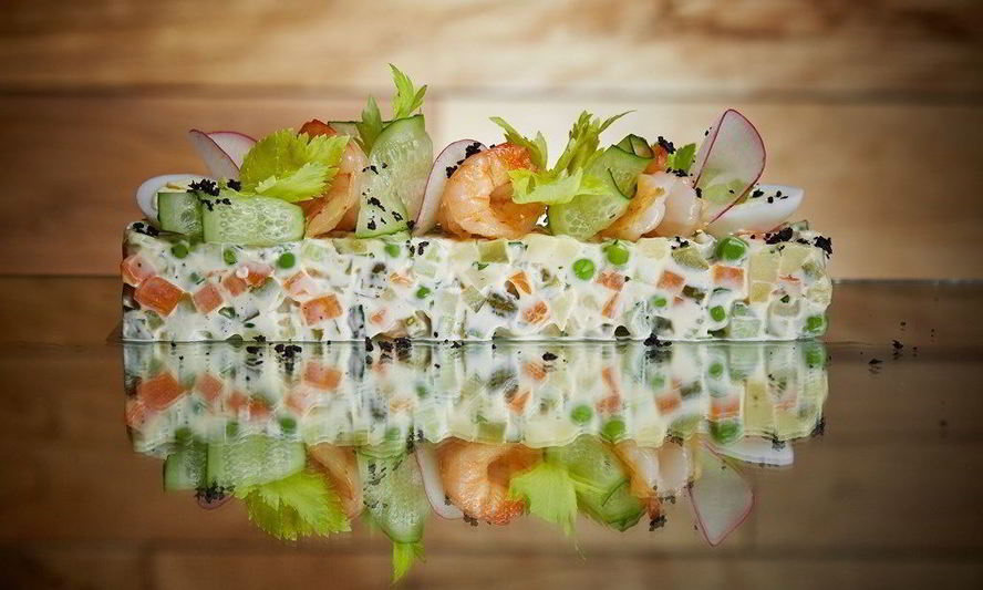 Рецепт салат оливье с креветками и зеленым тобико