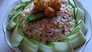 Салат оливье с мясом и свежими огурцами