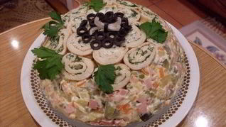 Салат Оливье с рулетами из омлета