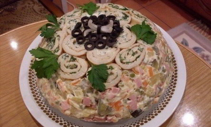 Рецепт салат оливье с рулетами из омлета