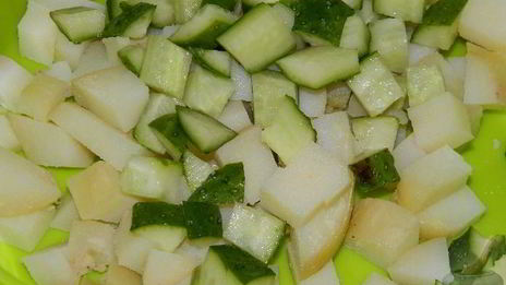 салат оливье с семгой и свежим огурцом