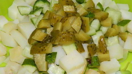 салат оливье с семгой и свежим огурцом