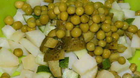 салат оливье с семгой и свежим огурцом