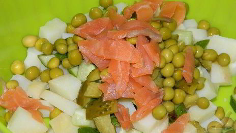 салат оливье с семгой и свежим огурцом