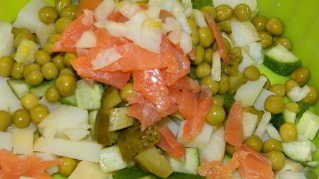 салат оливье с семгой и свежим огурцом