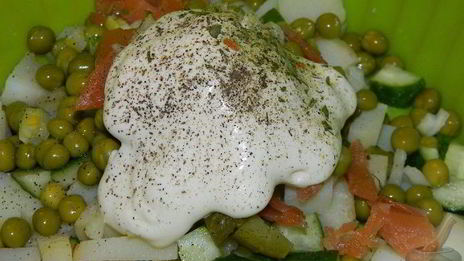 салат оливье с семгой и свежим огурцом