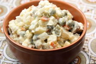 Салат Оливье с солеными огурцами