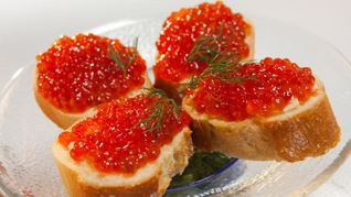 Салат оливье в бутерброде с икрой