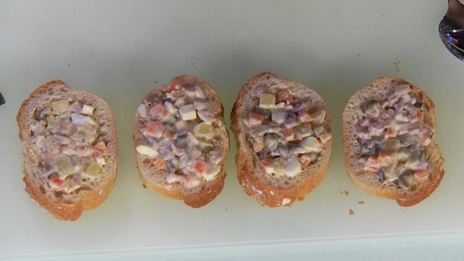 салат оливье в бутерброде с икрой