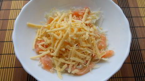 острый салат из капусты с семгой и сыром
