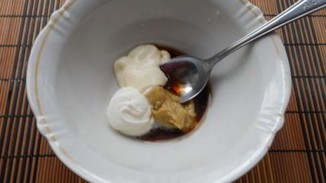 острый салат из капусты с семгой и сыром