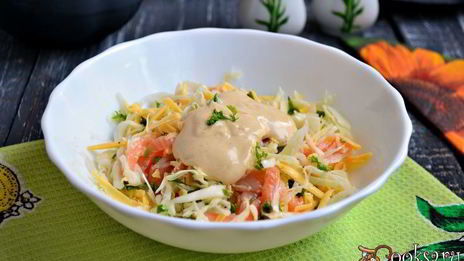 острый салат из капусты с семгой и сыром
