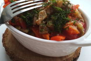 Острый салат из запеченных овощей