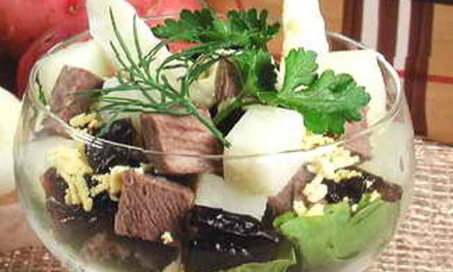 Рецепт праздничный салат с индейкой, ананасами и черносливом