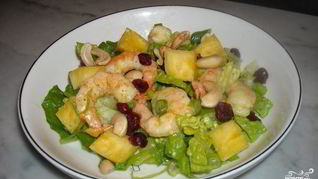 Простой салат с ананасами