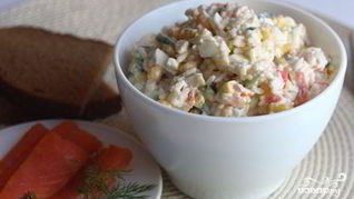 Простой салат с красной рыбой