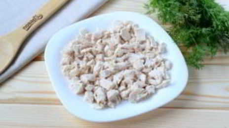 салат 8 марта с курицей и черносливом