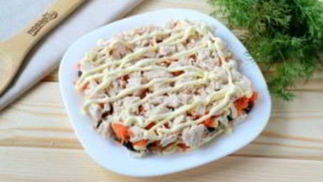 салат 8 марта с курицей и черносливом