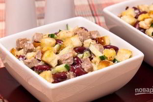 Салат из фасоли с кириешками