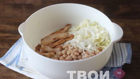 салат из фасоли с курицей
