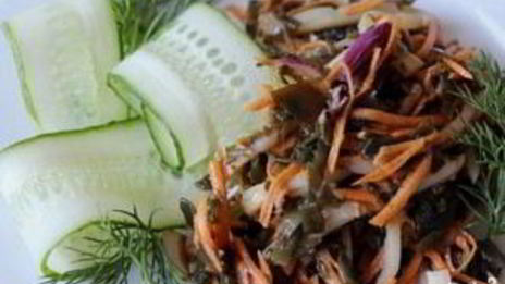салат из кальмаров и морской капусты