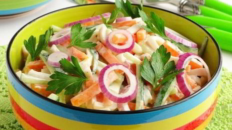 салат из кальмаров с морковью и огурцом