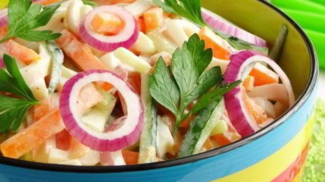 салат из кальмаров с морковью и огурцом