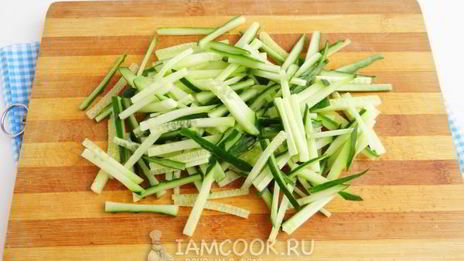 салат из кальмаров с морковью и огурцом