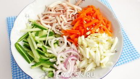 салат из кальмаров с морковью и огурцом