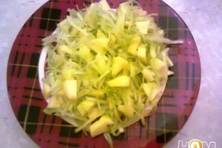 Салат из капусты с яблоками