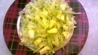 Салат из капусты с яблоками