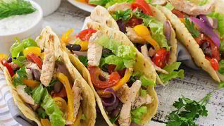 Салат из китайской капусты и куриной грудки с чесноком и травами