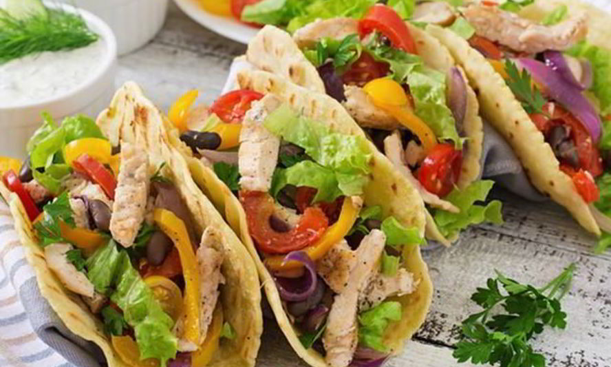 Рецепт салат из китайской капусты и куриной грудки с чесноком и травами