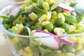 Салат из кукурузы, зеленого горошка и редиски