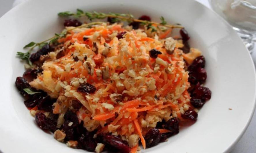 Рецепт салат из ломтиков говядины, репы и моркови с творожным сыром