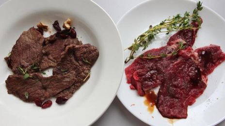 салат из ломтиков говядины, репы и моркови с творожным сыром