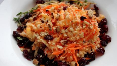 салат из ломтиков говядины, репы и моркови с творожным сыром