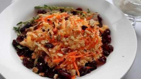 салат из ломтиков говядины, репы и моркови с творожным сыром