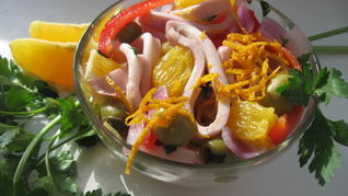 Салат из маринованных кальмаров с красным перцем и апельсином
