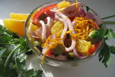 Салат из маринованных кальмаров с красным перцем и апельсином