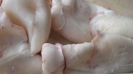 салат из маринованных кальмаров с красным перцем и апельсином