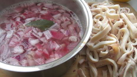 салат из маринованных кальмаров с красным перцем и апельсином